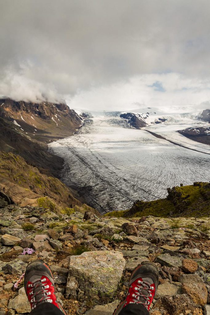 Blick über die Wanderschuhe auf den Gletscher