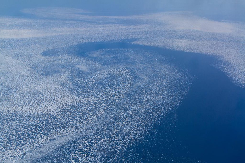 Strudel mit Eisbergen im Meer
