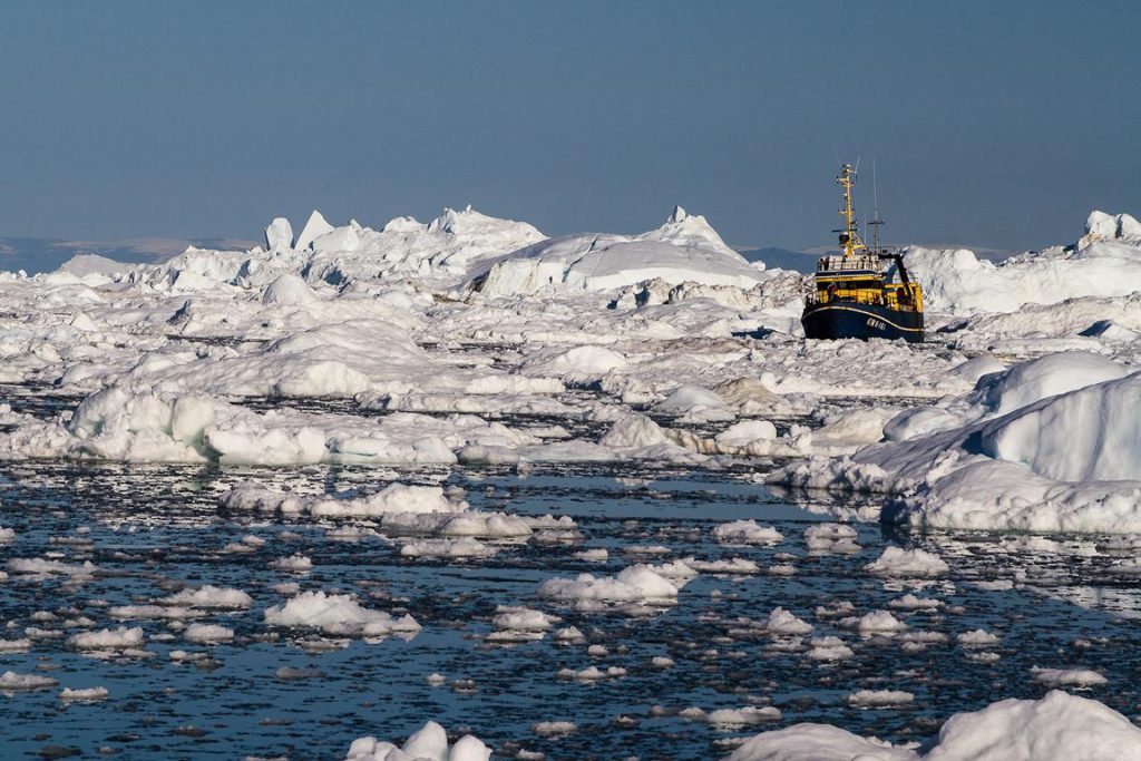 anderes Schiff kämpft sich durch Eisfeld