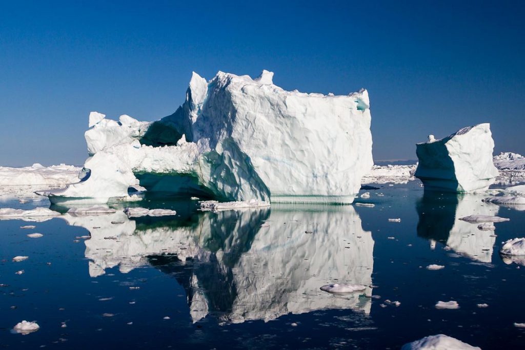 Eisberg spiegel sich im glatten Meer
