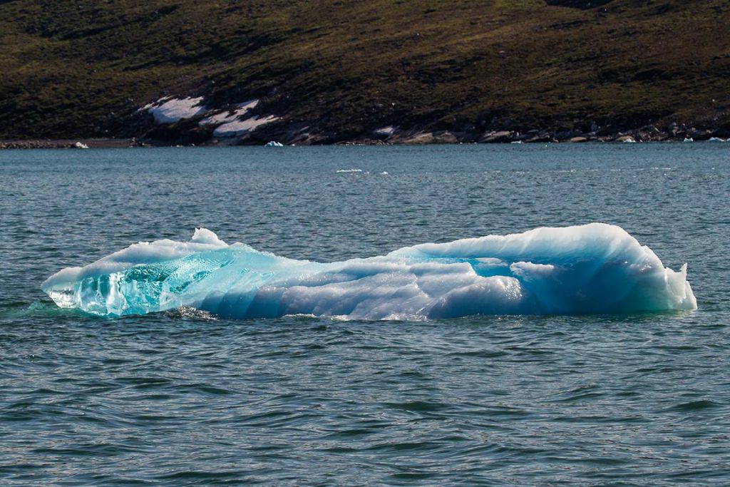 Kleiner Eisberg mit black ice