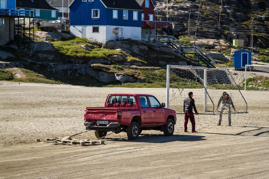 Rasenpfelge am Fußballplatz in Ilulissat