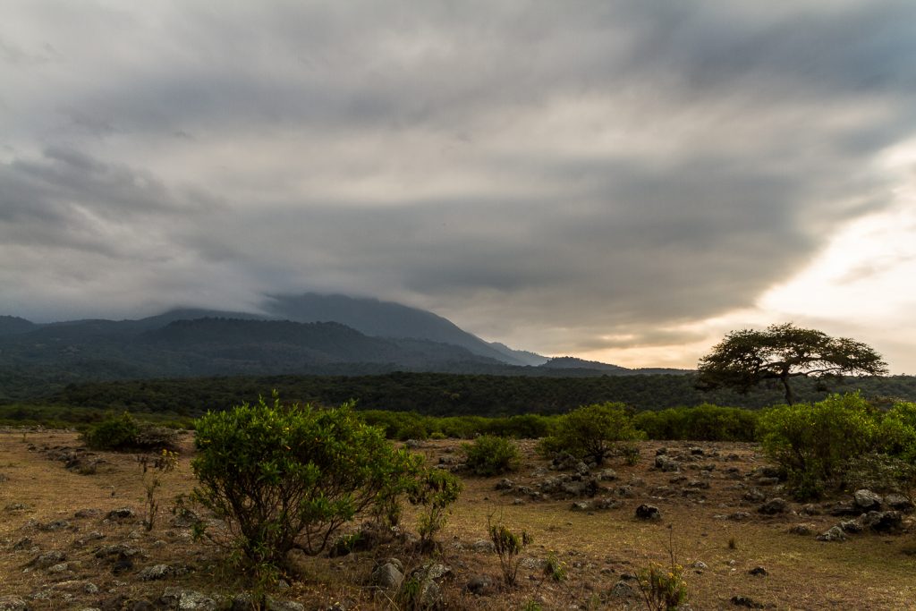 Mount Meru in Wolken