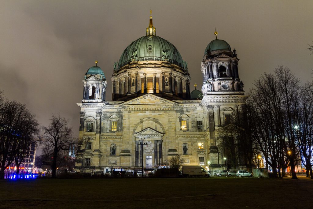 Berliner Dom bei Nacht seitlich