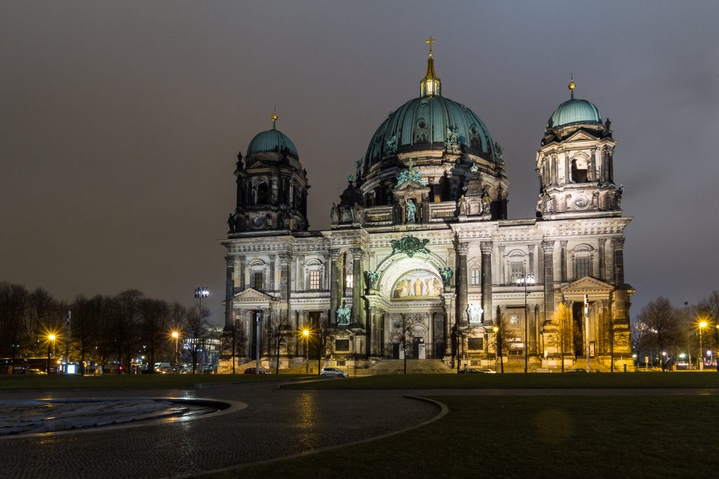 Berliner Dom bei Nacht frontal