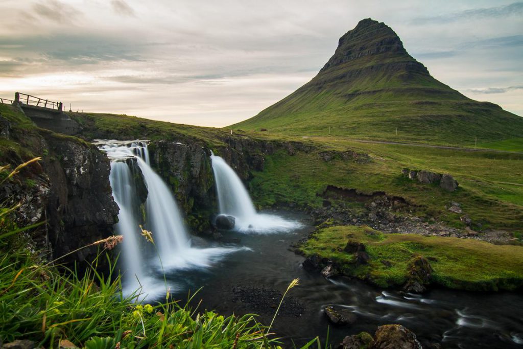 kirkjufellsfoss vor Kirkjufell