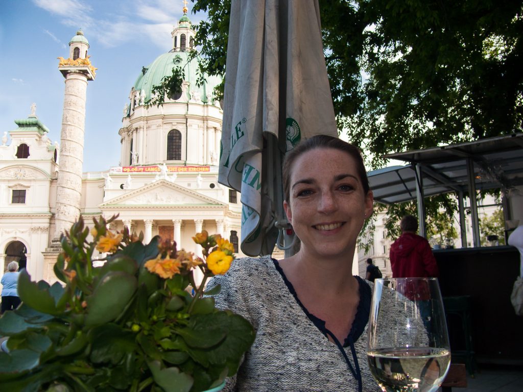 Wein an der Karlskirche