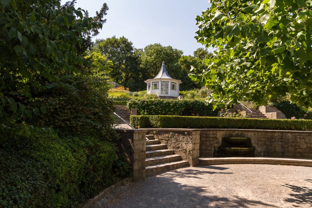 Eingang Rosengarten mit Teepavillon