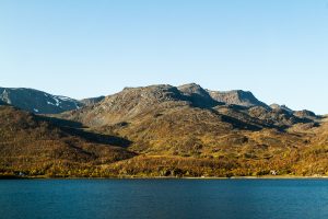 Bergkette am Fjord