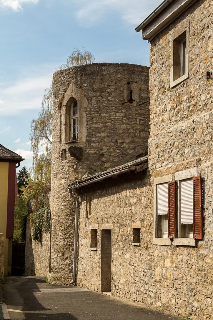 Turm an Wohnhaus, malerische Orte in Maindreieck