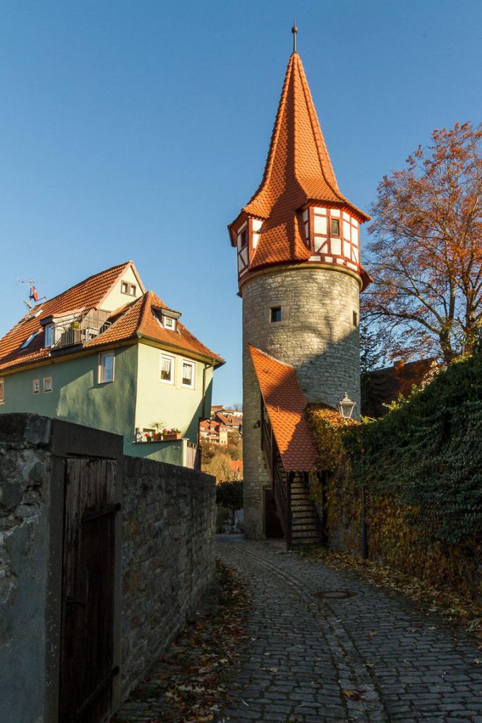 Wehrturm an der Stadtmauer, malerische Orte im Maindreieck