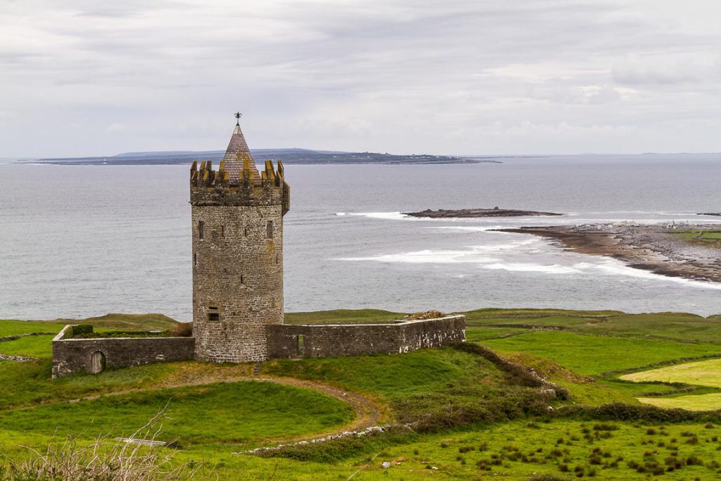 Mächtiger Turm des Doonagore Castle an der Küste
