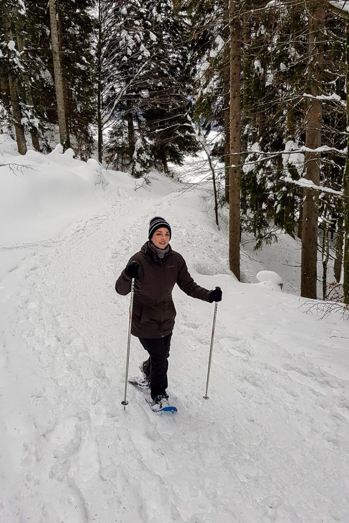 mit Schnneschuhen durch den Wald