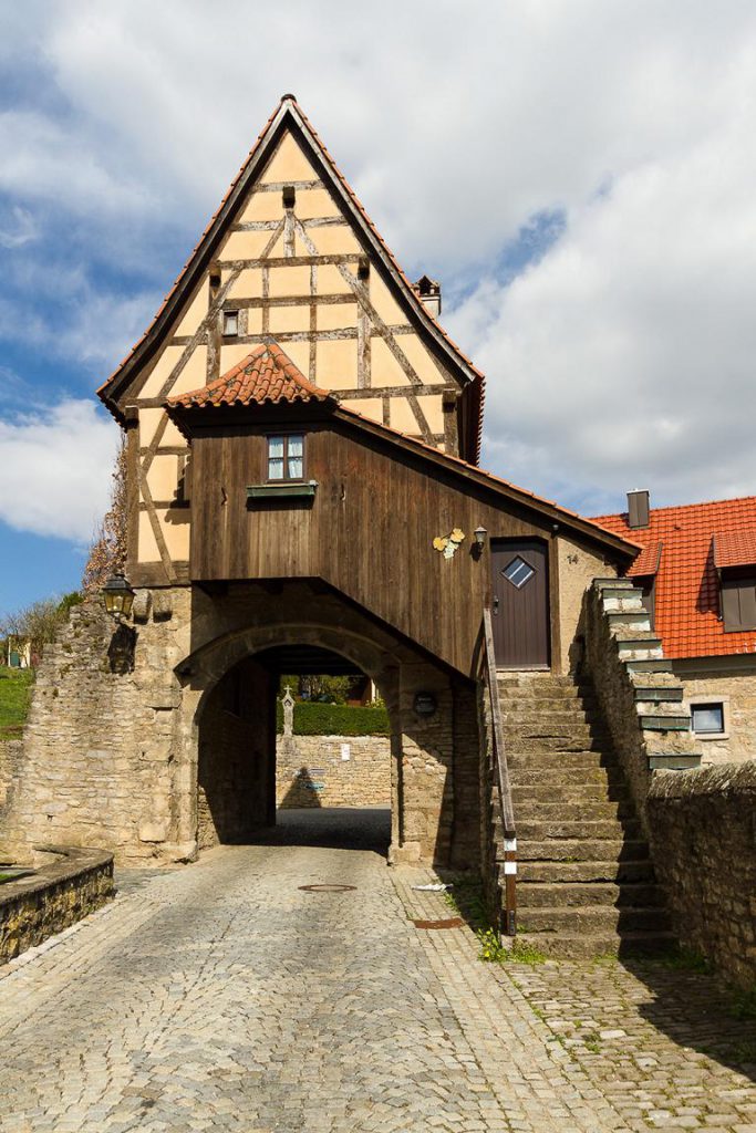 Oberes Tor Frickenhausen mit seitlicher Treppe, malerische Orte im Maindreieck