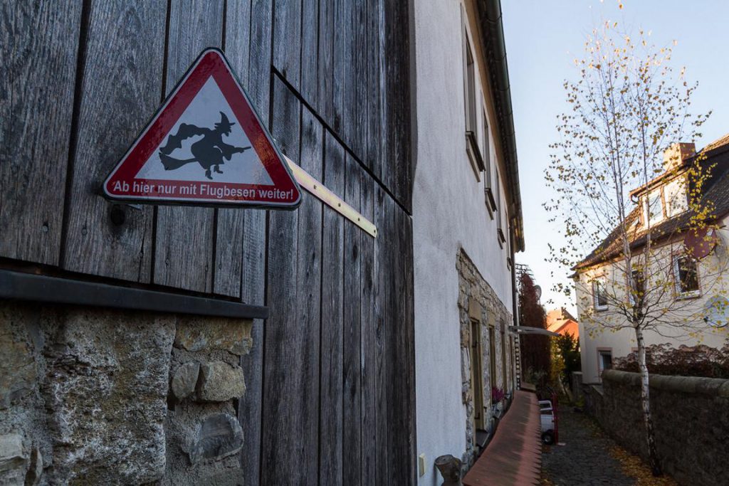 Schild an einer Gasse: ab hier nur mit Flugbesen weiter, malerische Orte im Maindreieck