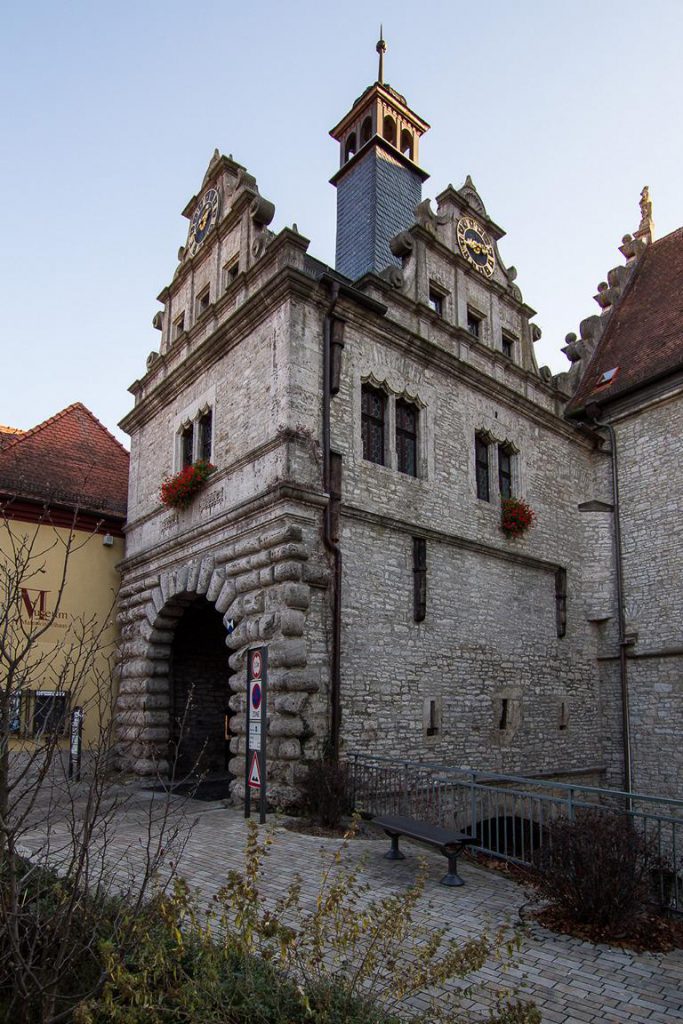 Das imposante Main Tor, malerische Orte im Maindreieck