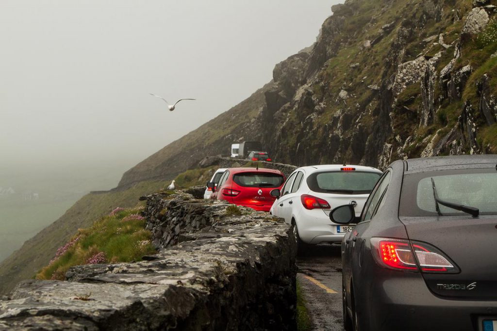 Irland Roadtrip - Stau am engen Slea Head Drive, weil einer falschherum gefahren ist