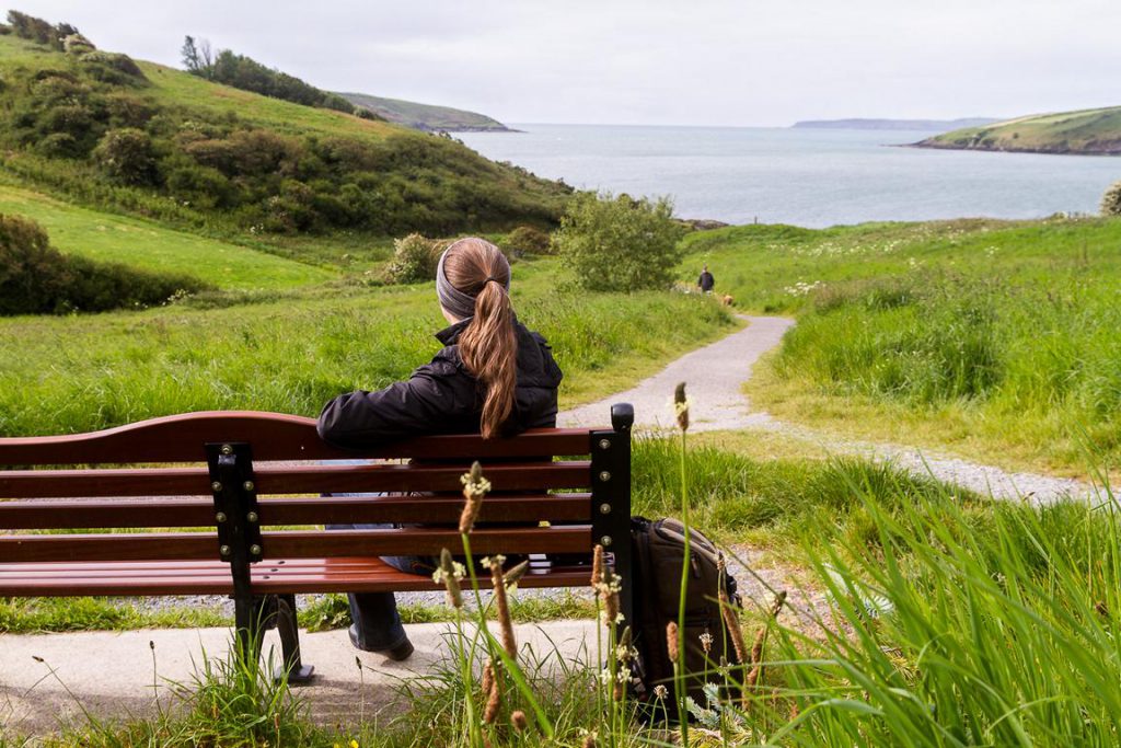 Irland Roadtrip - Bank mit Blick zur Küste